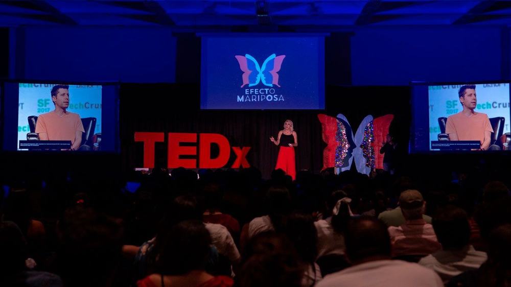 Ophelia Pastrana en el escenario de TEDx