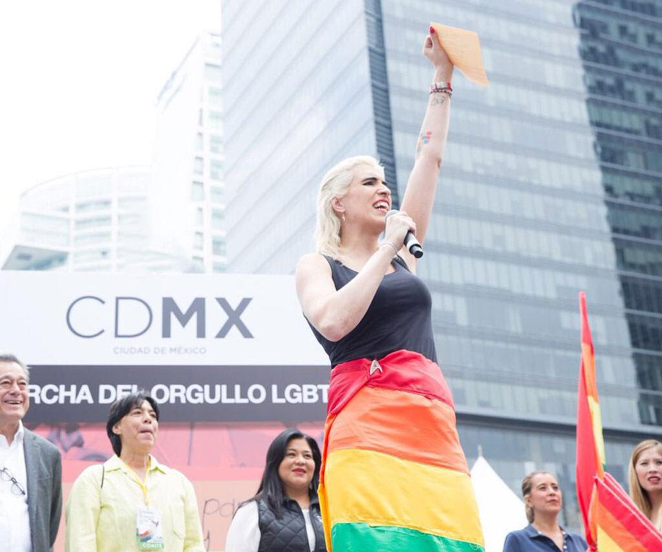 Ophelia Pastrana con la bandera del orgullo, inaugurando la Marcha del Orgullo LGBT+ de la Ciudad de México.