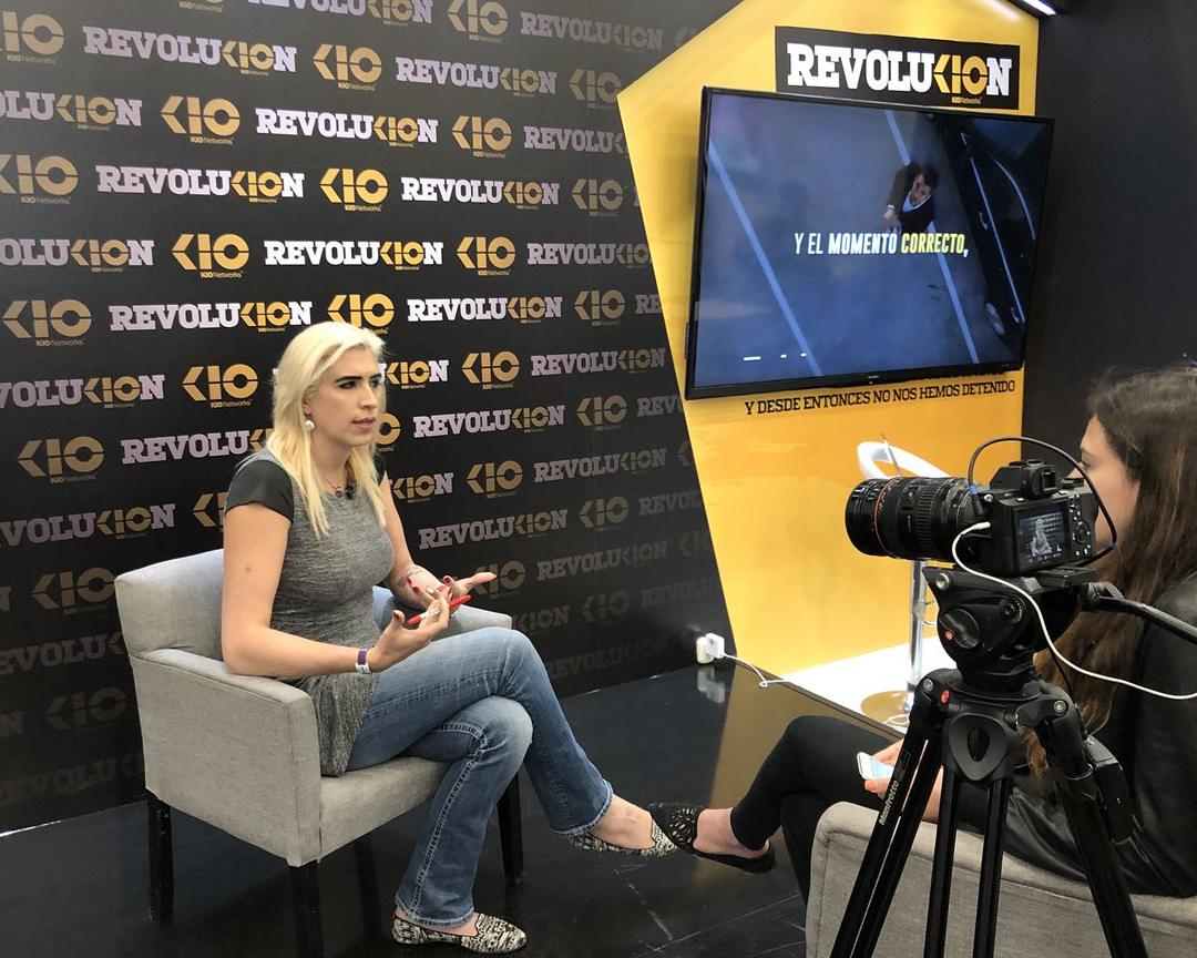 Ophelia Pastrana en un set de entrevista, frente a cámaras.