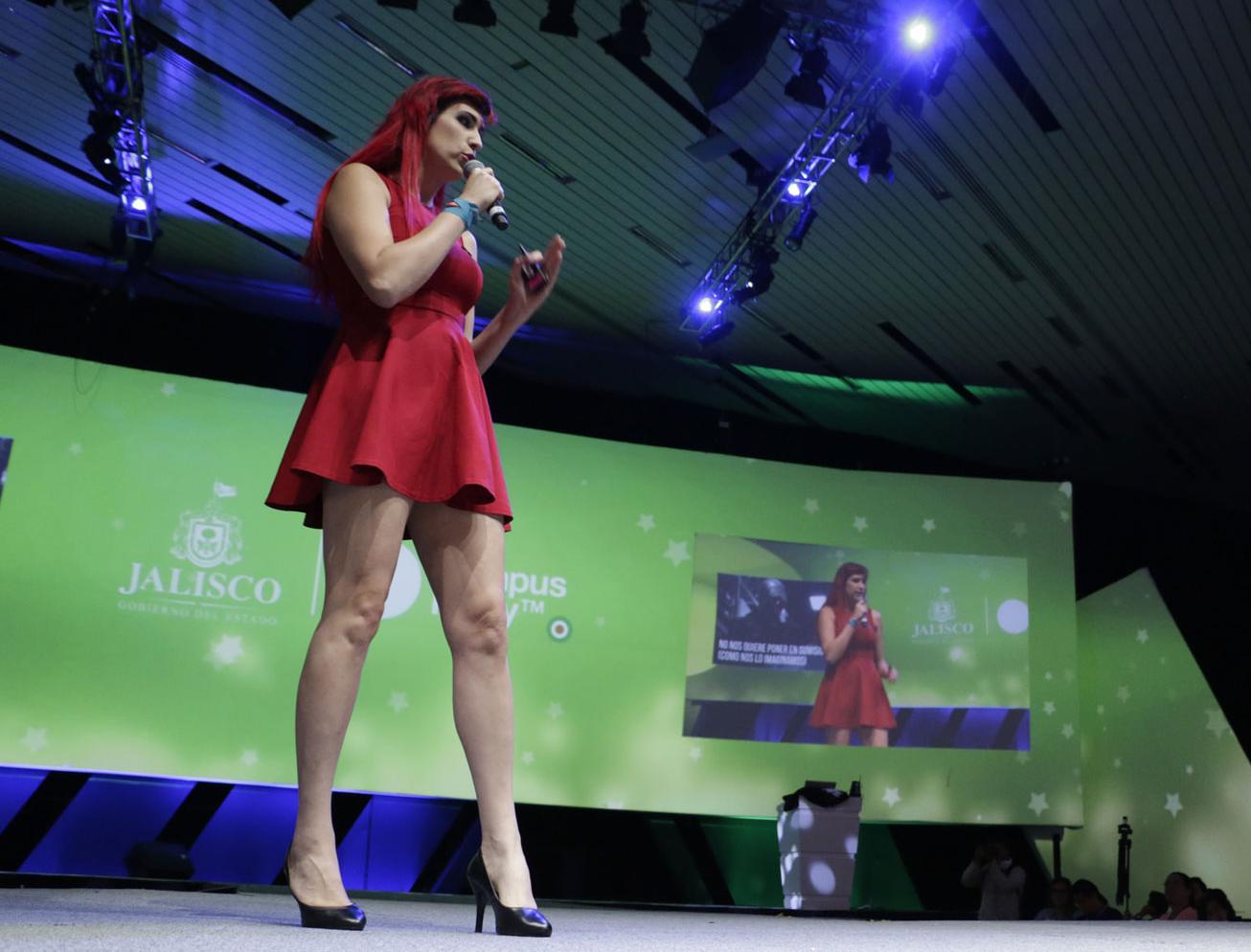 Ophelia Pastrana en el escenario de un evento masivo de tecnología.