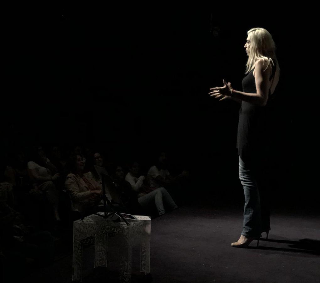 Ophelia Pastrana conversando con el público en un teatro.