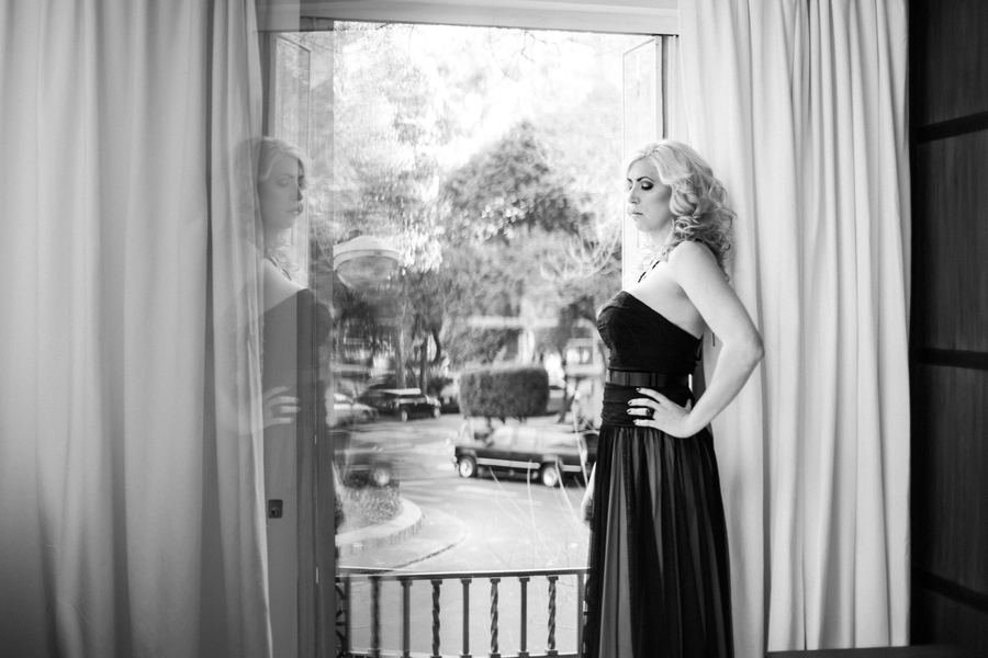 Ophelia en un balcón con vestido largo, blanco y negro. Horizontal.