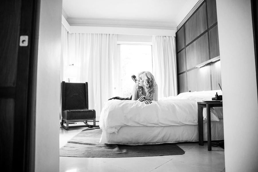 Ophelia en una habitación de hotel, blanco y negro. Horizontal.