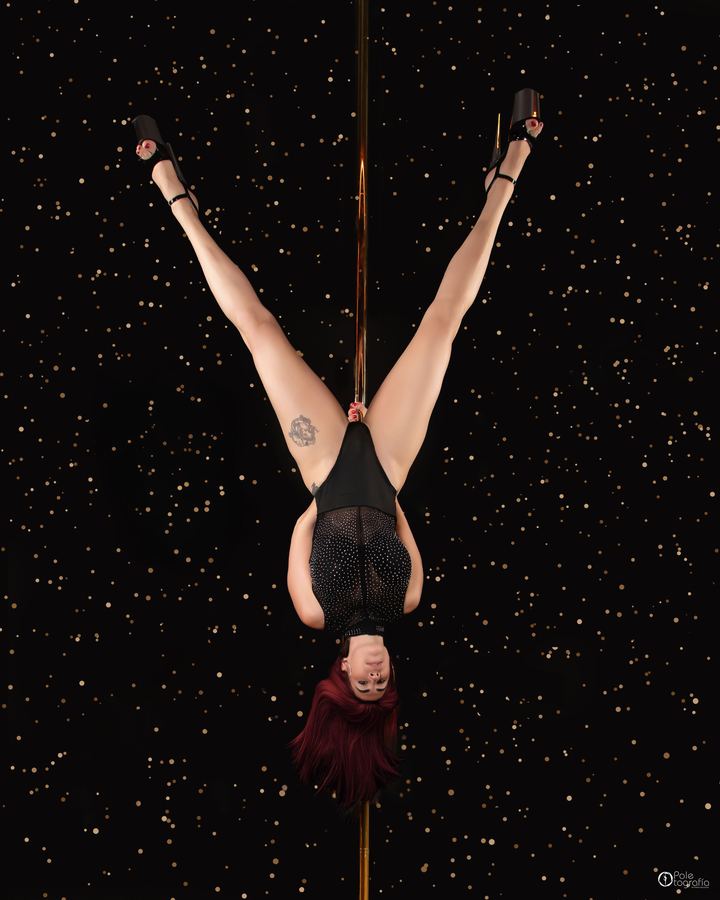 Ophelia invertida en el tubo con las piernas abiertas, fondo negro con estrellas. Serie Zodiaco: Libra.