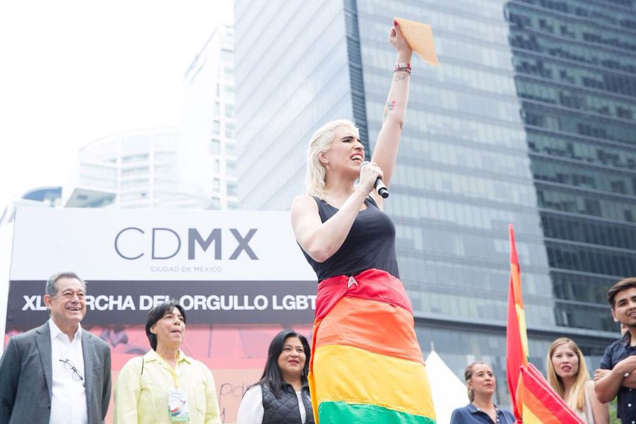 Ophelia con la bandera arcoíris inaugurando la Marcha LGBT 2018 en CDMX. Horizontal.