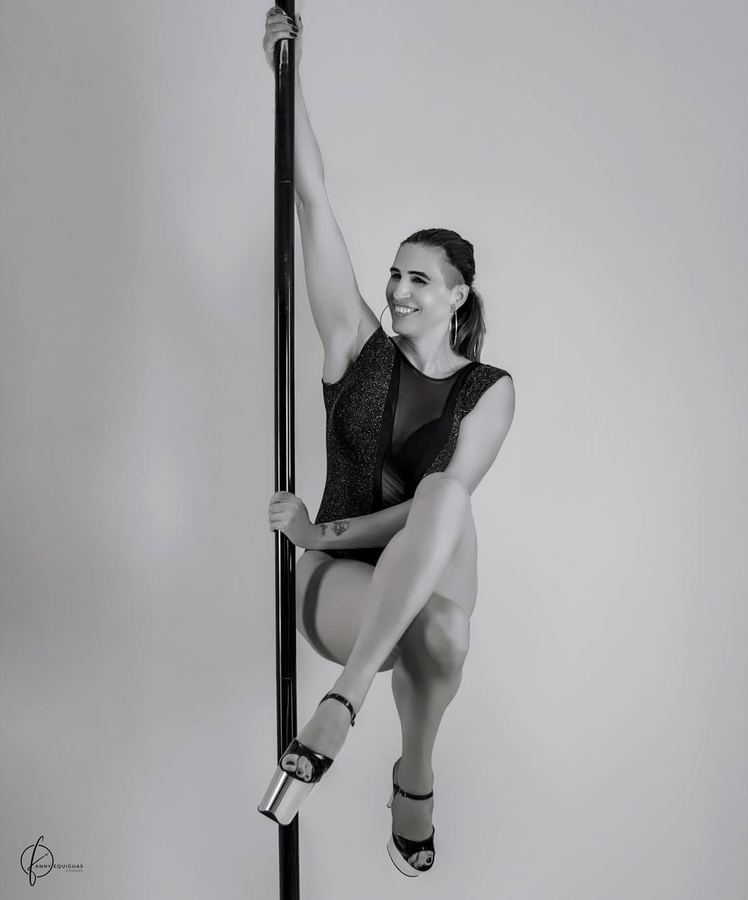 Ophelia sentada en el tubo, sonriendo, blanco y negro.