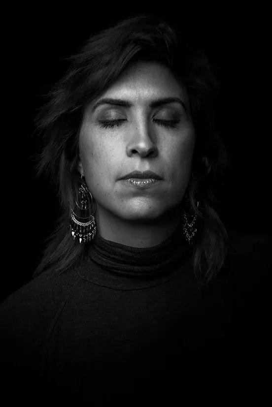 Ophelia con los ojos cerrados, cuello de tortuga, blanco y negro. Vertical.