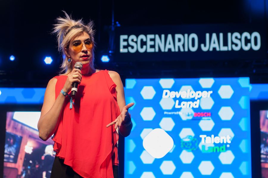 Ophelia con blusa roja y micrófono en el Escenario Jalisco de Talent Land. Horizontal.