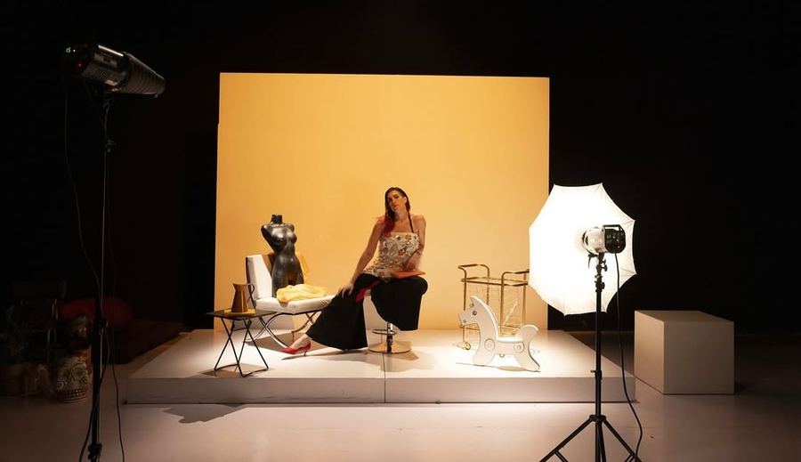 El set completo de la sesión con luces y ciclorama amarillo. Horizontal.
