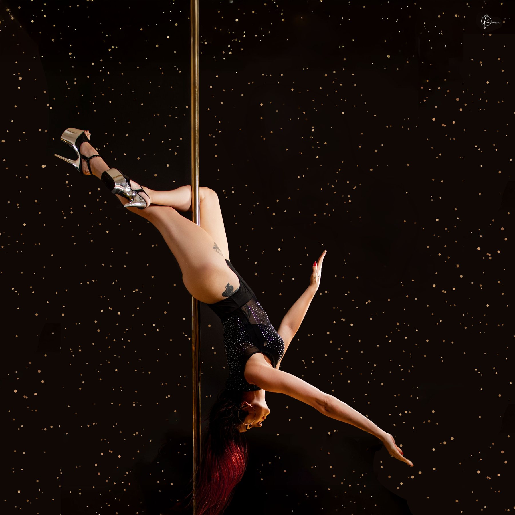 Ophelia en el tubo con las piernas en ángulo, fondo negro con estrellas. Serie Zodiaco: Tauro.