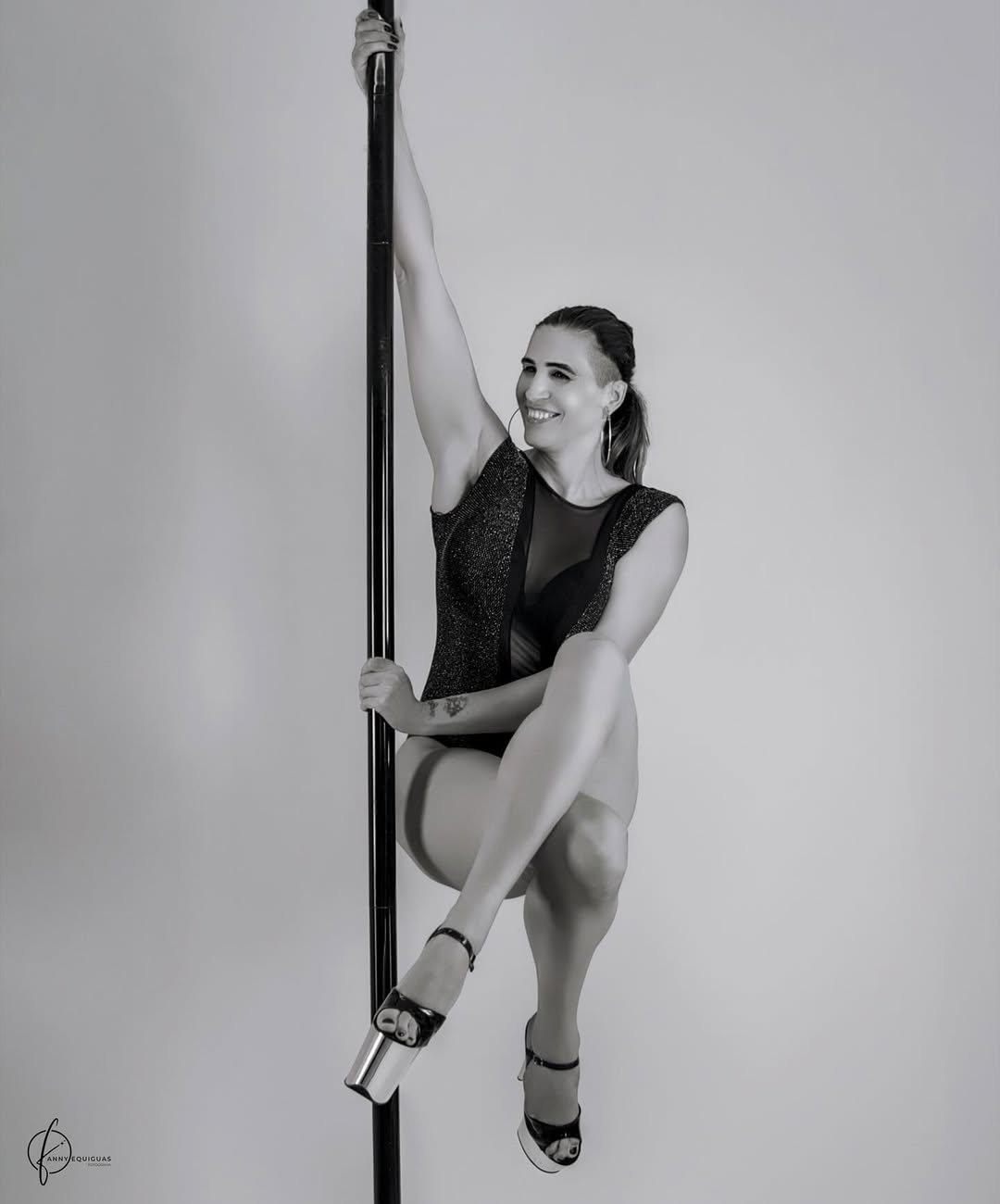 Ophelia sentada en el tubo, sonriendo, blanco y negro.
